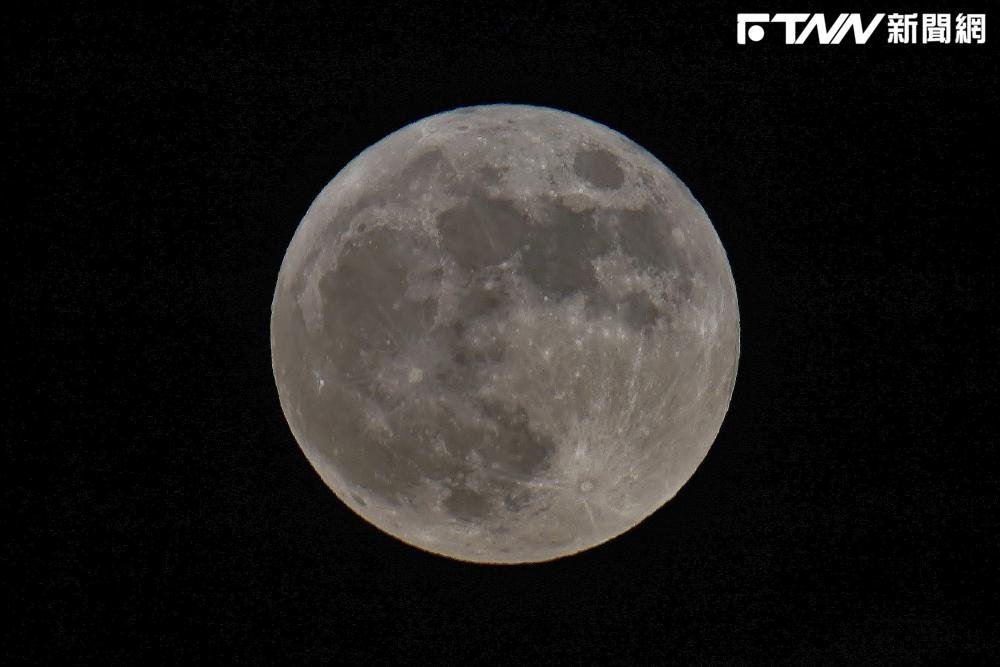直擊/中秋夜滿月「10年來最圓」 台北天文館:錯過再等14年