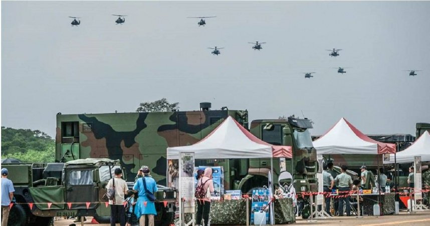 湖口營區湧11萬人參觀 軍、警忙翻爆衝突…民眾阿姨「看不下去」介入了