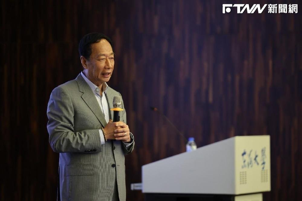 郭台銘南下屏東向大火罹難者致哀 永齡基金會捐3600萬慰助金
