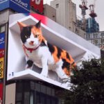 日本新宿东口突现巨型猫咪 引发路人围观网友热议