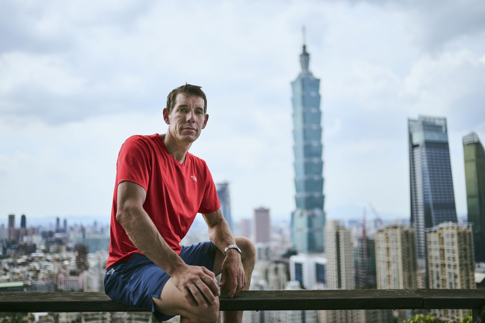 美國自由攀岩傳奇來台挑戰101 Netflix明年全程直播