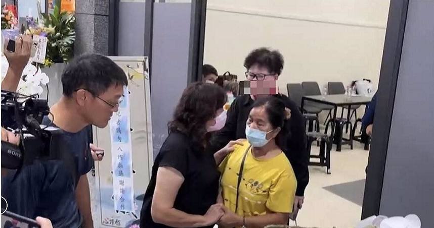 許美雪現身勇消追思會 賴母緊握她手:希望兒是最後犧牲消防員