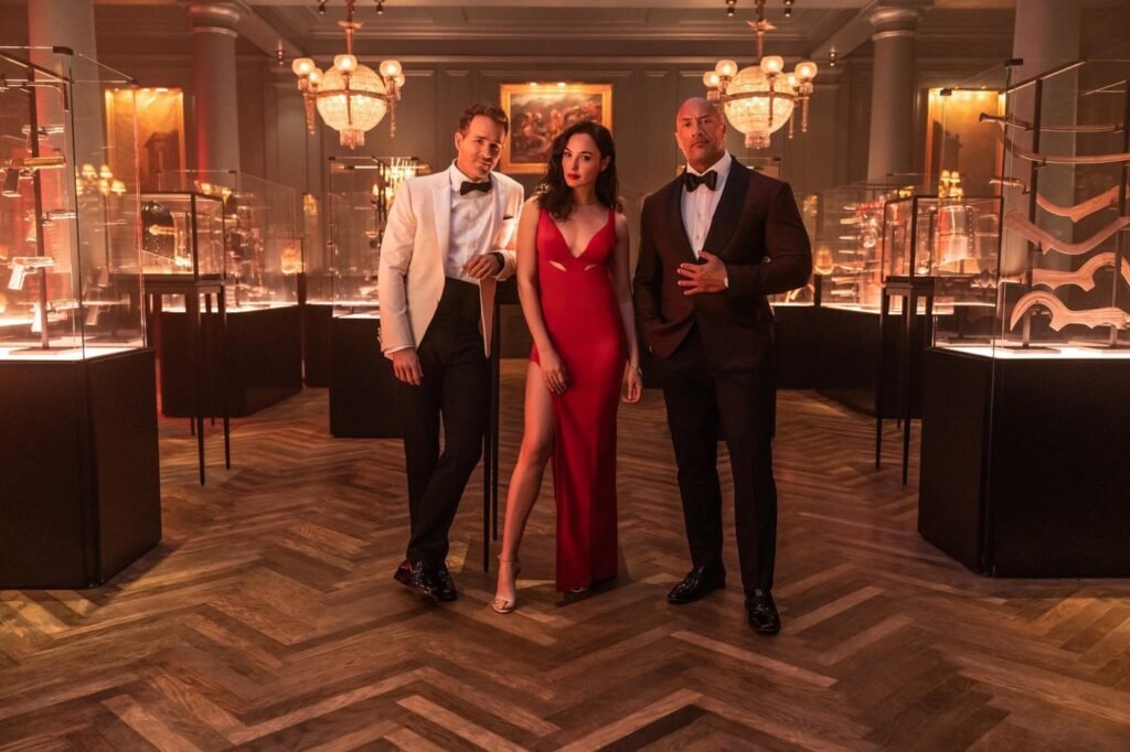 强森盖尔加朵《红色通缉令》新剧照 11月12日上映