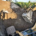 高雄溪洲大橋「挖土機掉落土坑」 駕駛遭埋救出已不幸身亡