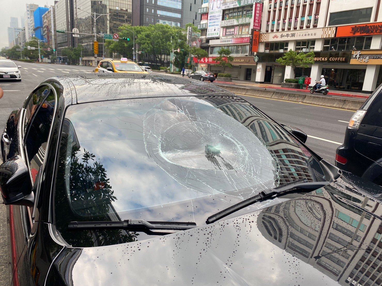 情敵巧遇分外眼紅! 男一拳擊破女友前任「瑪莎拉蒂擋風玻璃」